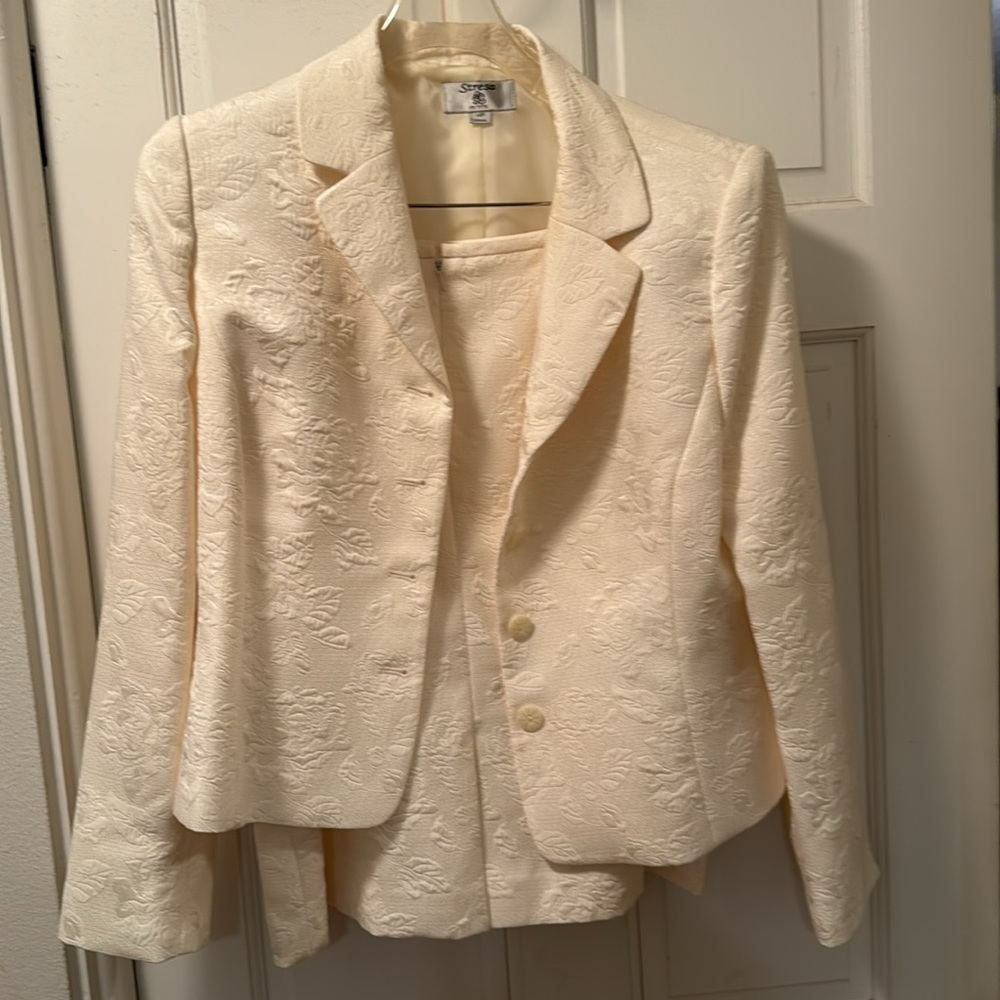 Suit - Picture 5 of 5